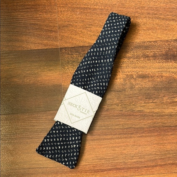Neck and Tie Luxury Hand Sewn Navy Bow Tie NWT - Picture 1 of 4